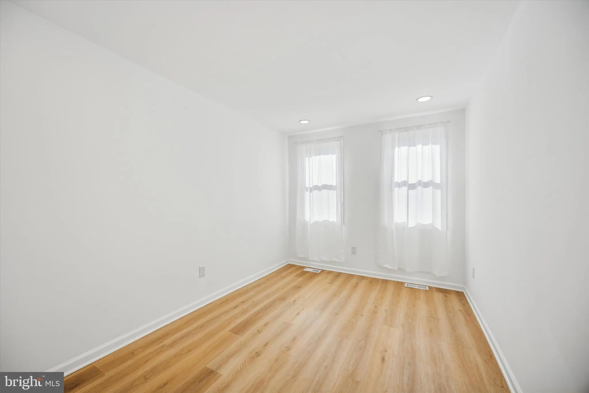 Philadelphia, Pennsylvania 19145, United States, 2 Bedrooms Bedrooms, ,2 BathroomsBathrooms,Residential,Pending,23886