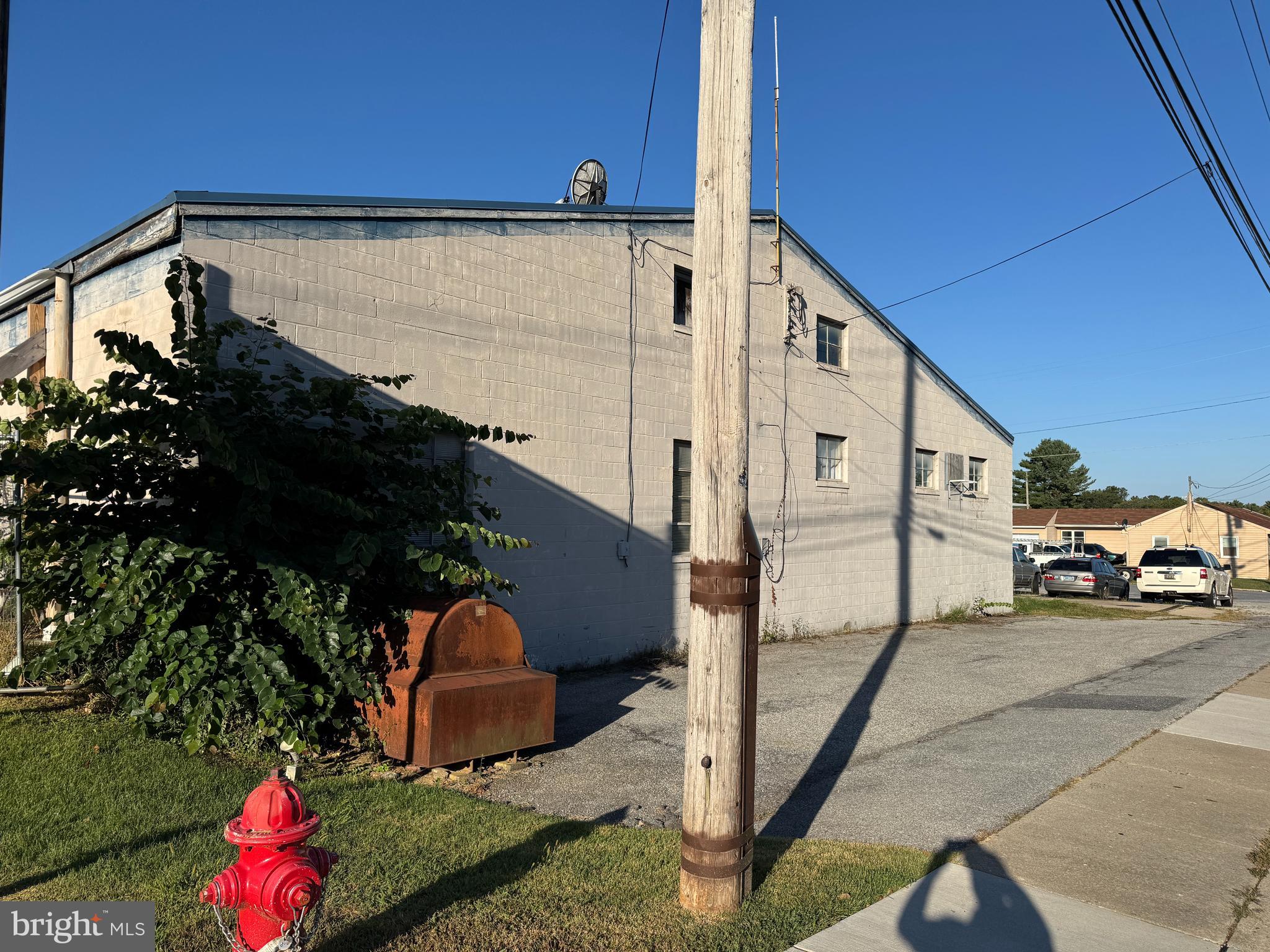 Main image without alt text