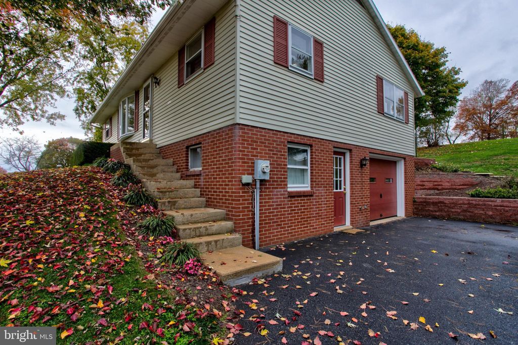 Photo of 545 DOE RUN RD, LITITZ, PA 17543 (MLS # PALA2027272)