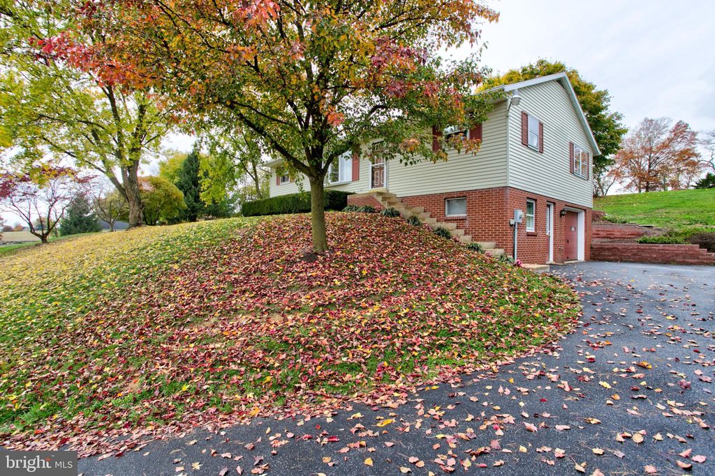 Photo of 545 DOE RUN RD, LITITZ, PA 17543 (MLS # PALA2027272)