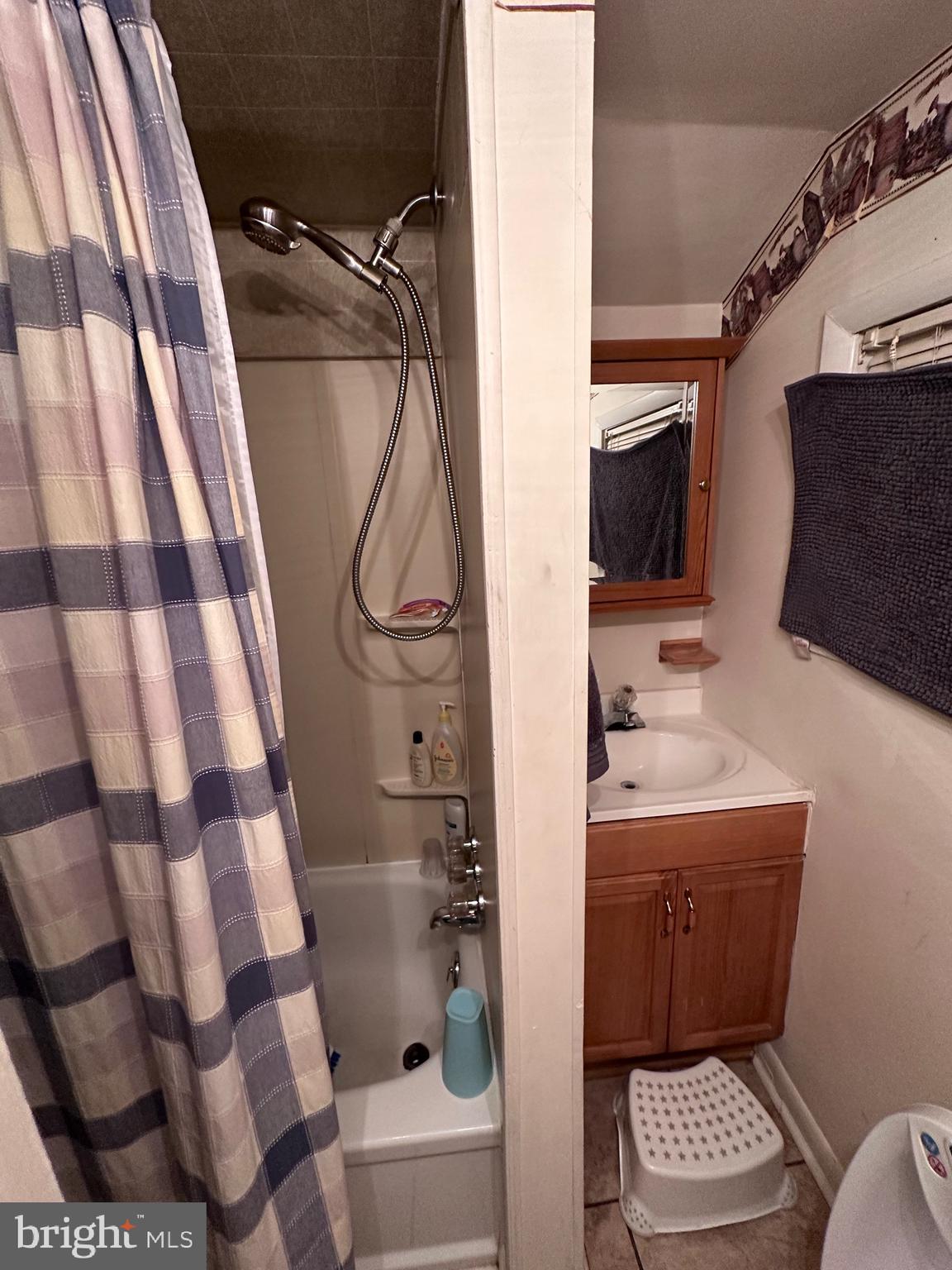 FUNKSTOWN - Residential Income