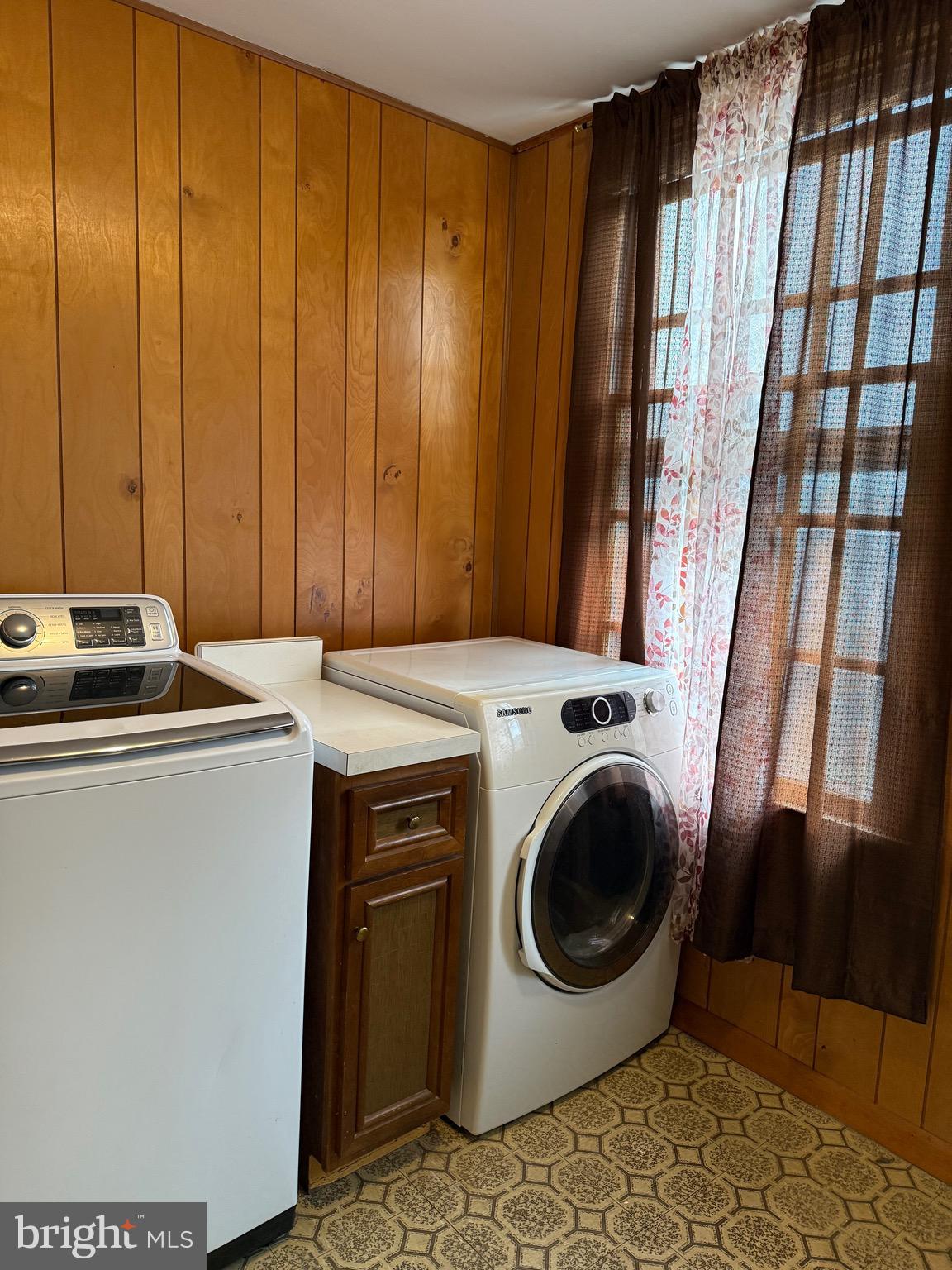 DAVIS STRASBURG - Residential Lease