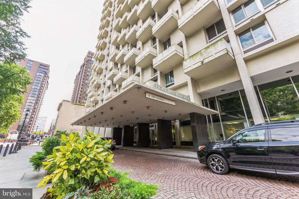 Photo of 604 - 36 S Washington Square #3114, PHILADELPHIA, PA 19106 (MLS # PAPH2546106)