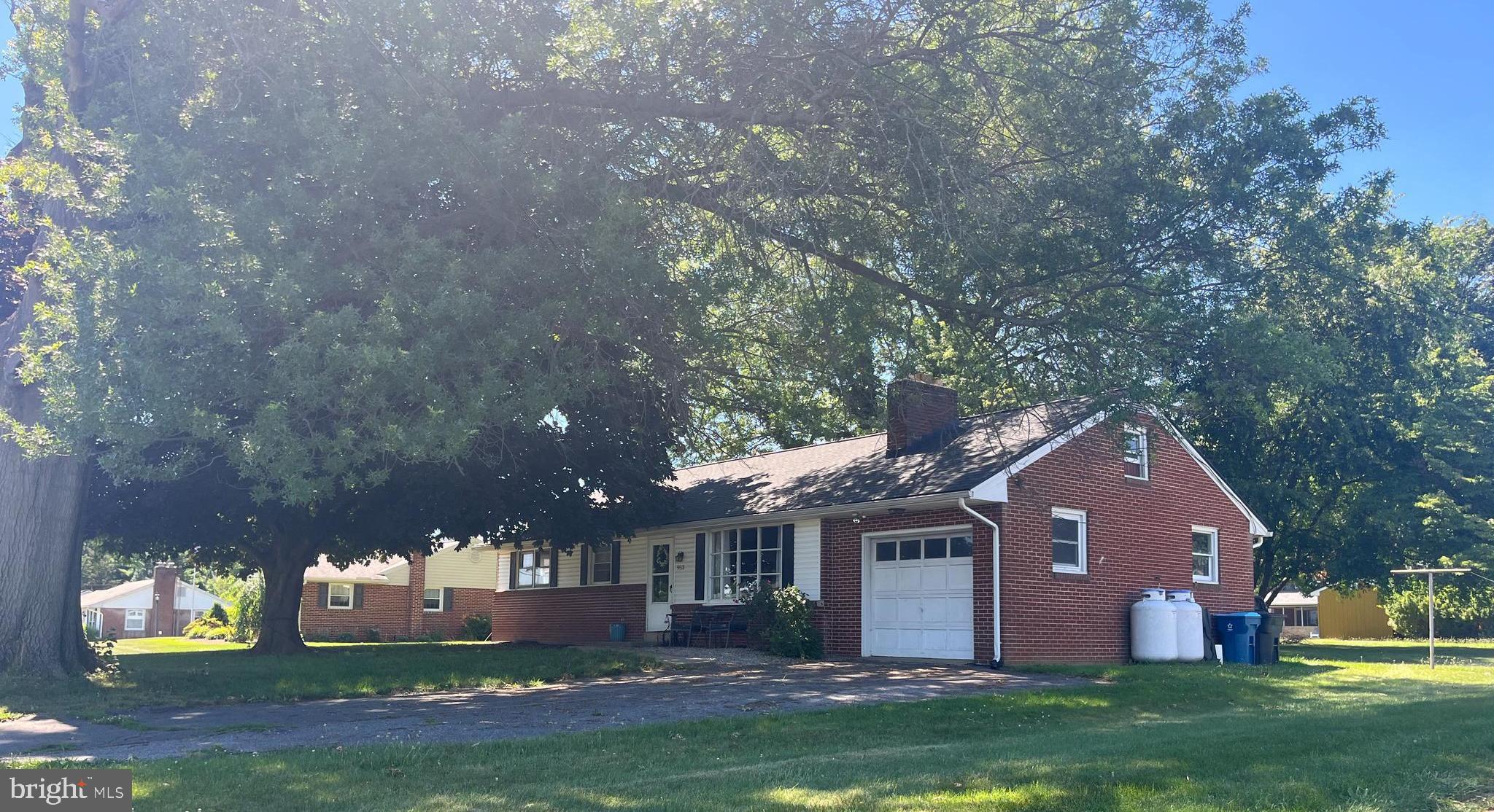 953 IVY DRIVE