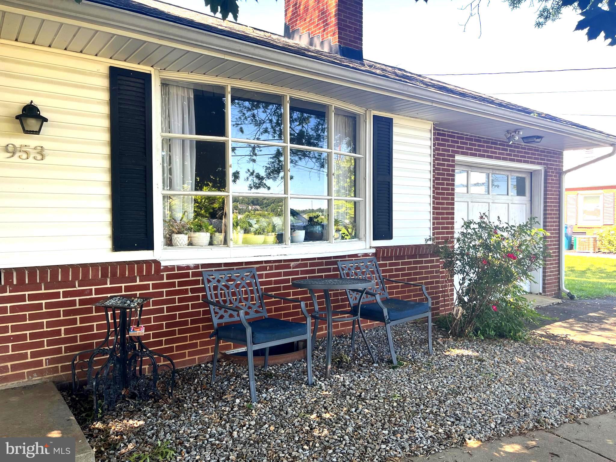 953 IVY DRIVE