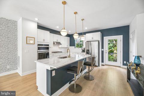 Photo of 1017 S Taylor Court, ARLINGTON, VA 22204 (MLS # VAAR2073172)