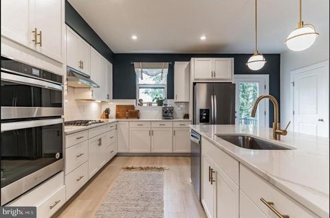 Photo of 1017 S Taylor Court, ARLINGTON, VA 22204 (MLS # VAAR2073172)