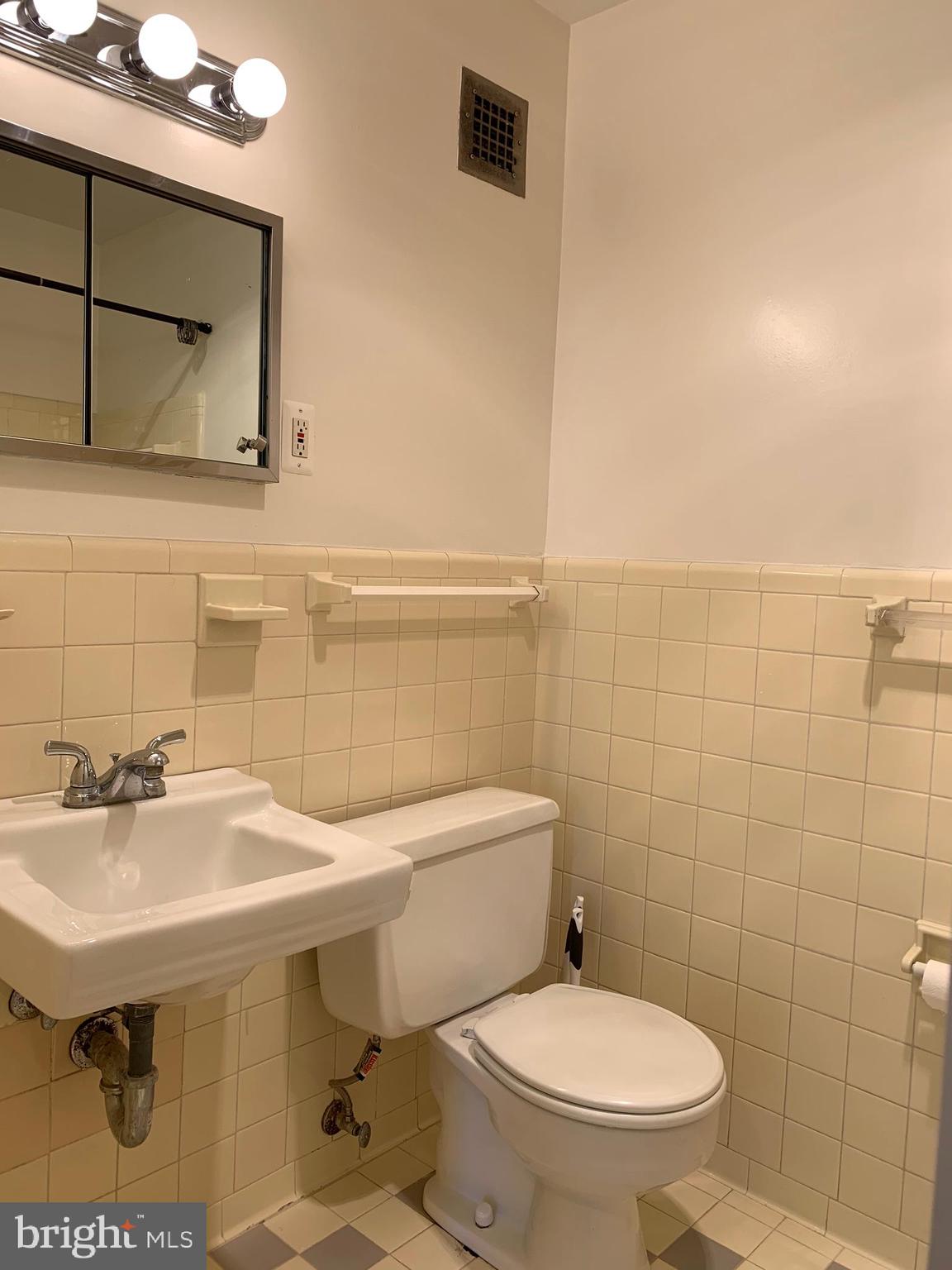 RIVER TOWERS - Residential Lease