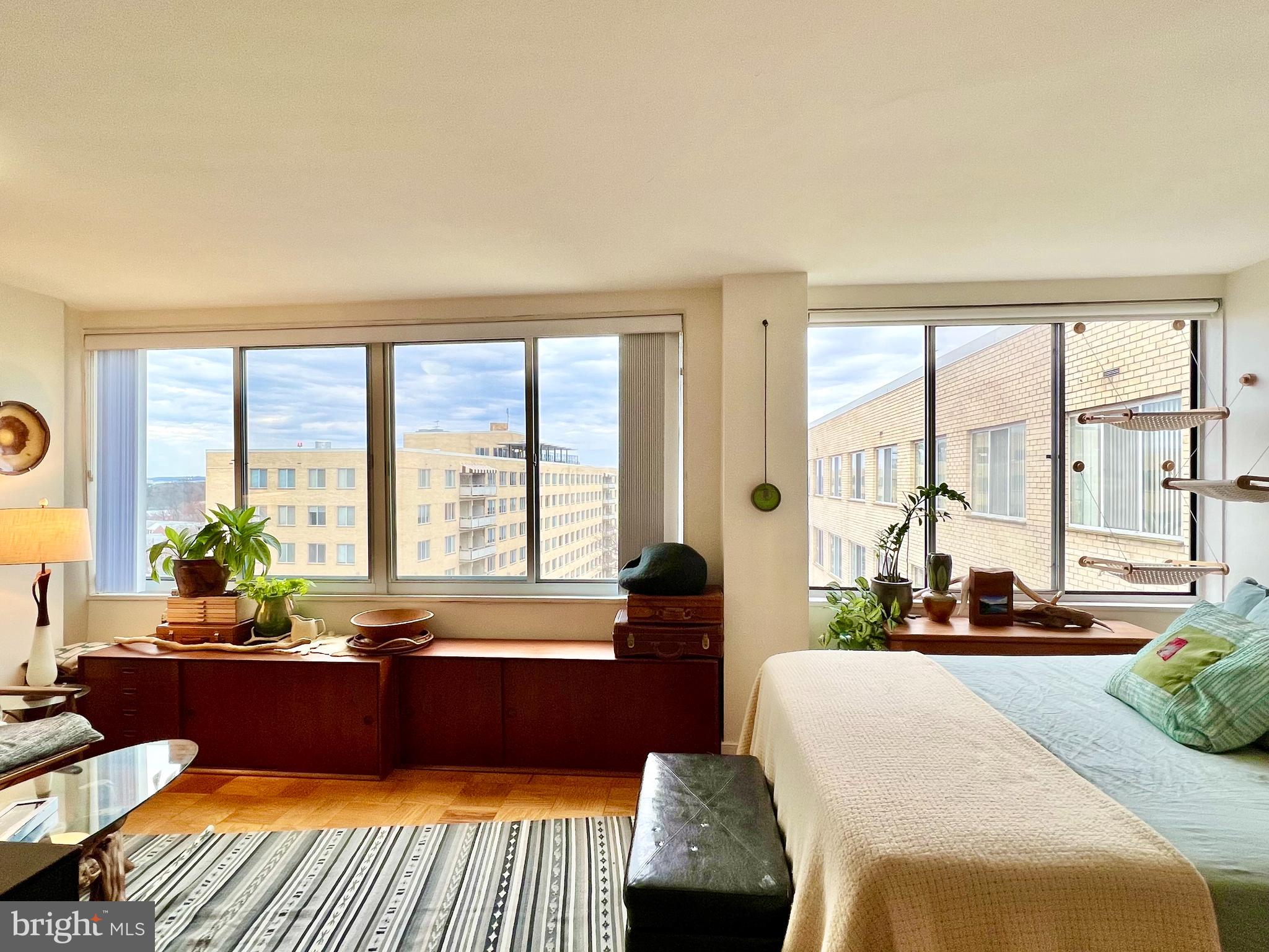 RIVER TOWERS - Residential Lease