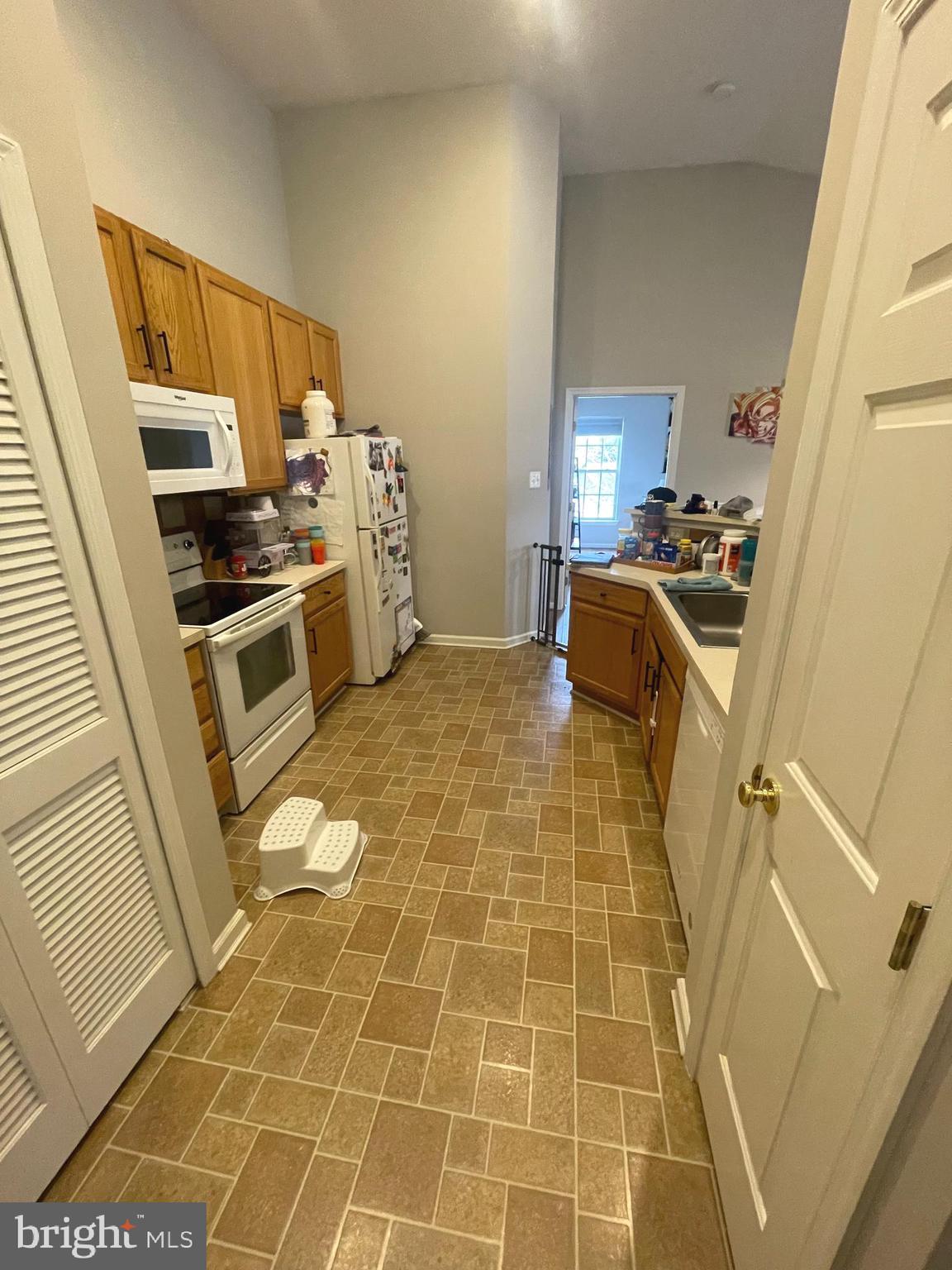 BUCKINGHAM CONDOMINIUMS - Residential Lease