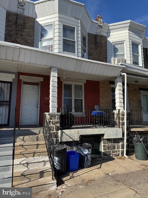 This duplex townhome is an investor or handyman’s special, offering significant potential for renovation and value appreciation. The property is in need of a first floor rehab, allowing you to customize both units to your liking. There is no access to the second-floor unit at this time, it is currently occupied by a tenant who is not paying rent and uncooperative .
With the right vision and improvements, this property can be transformed into a highly profitable investment or a great long-term asset. Whether you're looking for a project or a smart addition to your portfolio, this is a fantastic opportunity to unlock its full potential. Don't miss out on this rare find! Schedule through showingtime today!