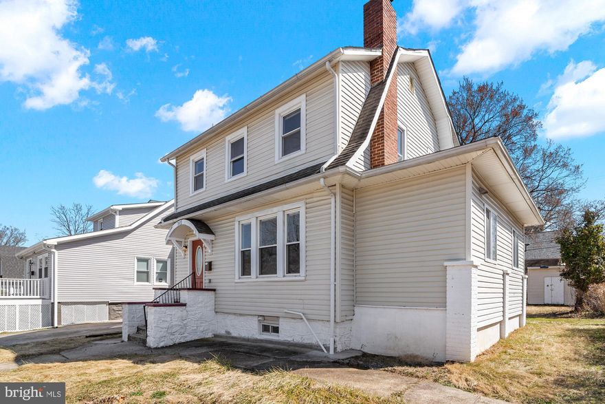 Updated 4 bedroom 2.5 bathroom home on a great corner lot. Main floor features an open living room w/ fireplace, dining room, open kitchen layout w/ ss appliances and granite countertops, powder room and primary bedroom w/ beautiful en-suite bathroom. The upper level features 3 spacious bedrooms and full bathroom. The lower level features a 1/2 bathroom, laundry area, rec room and utility closet. Schedule your private tour today!