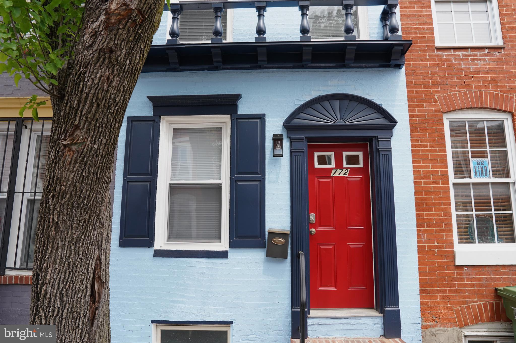 Welcome to your next home—a beautifully renovated 3-bedroom, 3-bathroom property in the heart of Baltimore City. Just minutes from Camden Yards and M&T Bank Stadium, this stylish home offers the perfect mix of modern comfort and urban convenience.
Enjoy a bright, open-concept living space, a modern kitchen with updated appliances, and stylish bathrooms throughout. The home is designed for both everyday living and entertaining.
Live steps from the Inner Harbor, Horseshoe Casino, and all the energy of downtown. Whether you're a sports fan, city explorer, or just love modern comfort—this one checks every box.