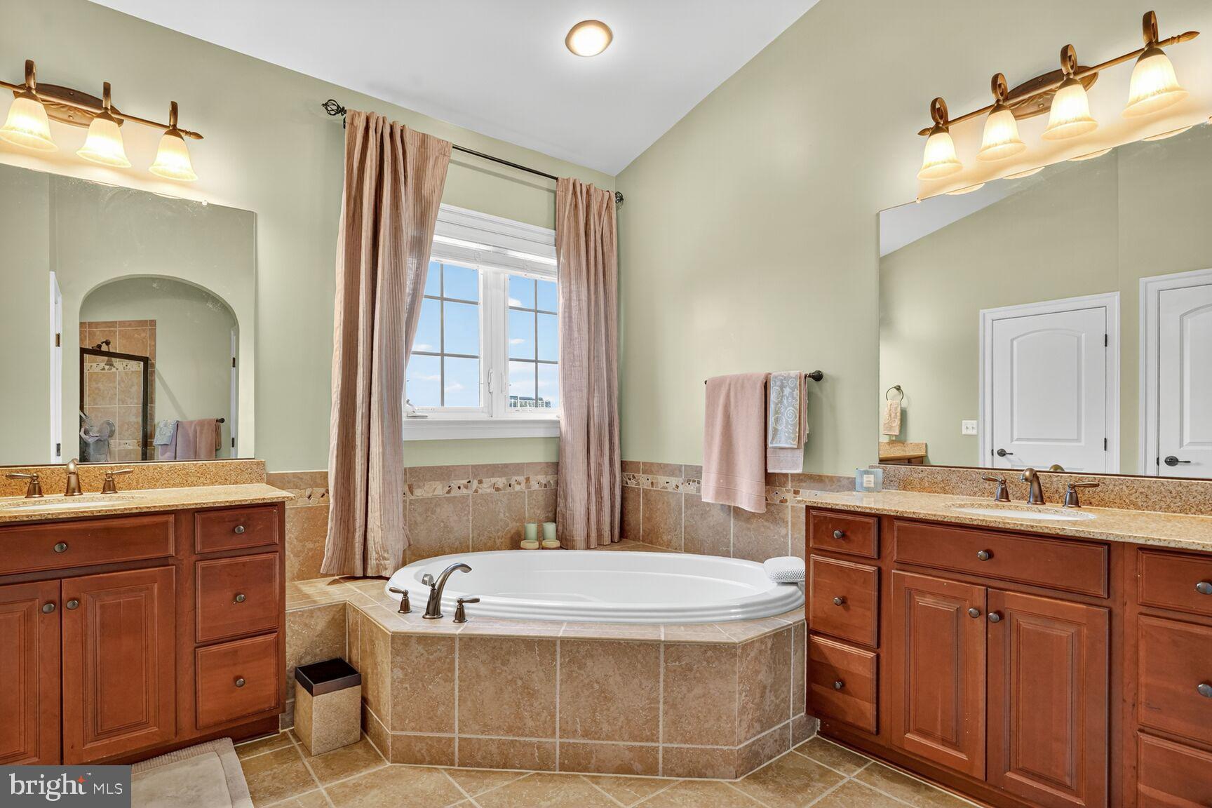 BURGUNDY WOODS - Residential