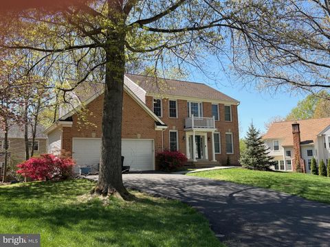 8004 HOLLINGTON PLACE FAIRFAX STATION VA 22039