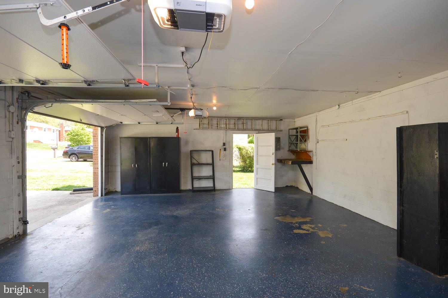 CHRIS MAR MANOR - Residential