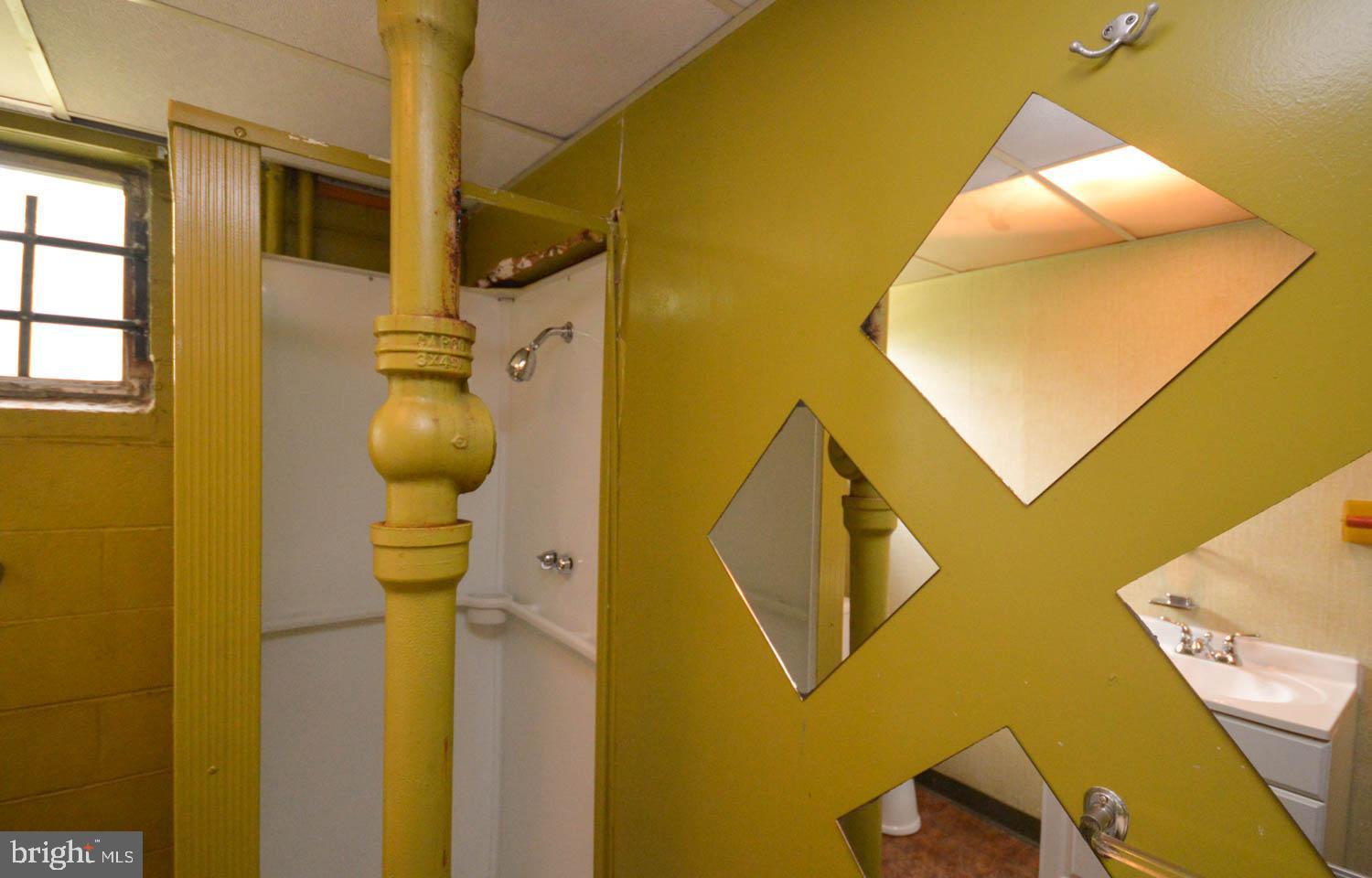 CHRIS MAR MANOR - Residential