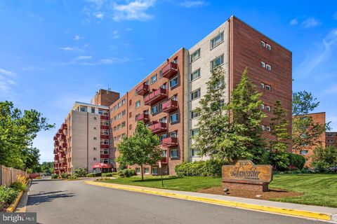 Photo of 1830 Columbia Pike #409, ARLINGTON, VA 22204 (MLS # VAAR2066794)