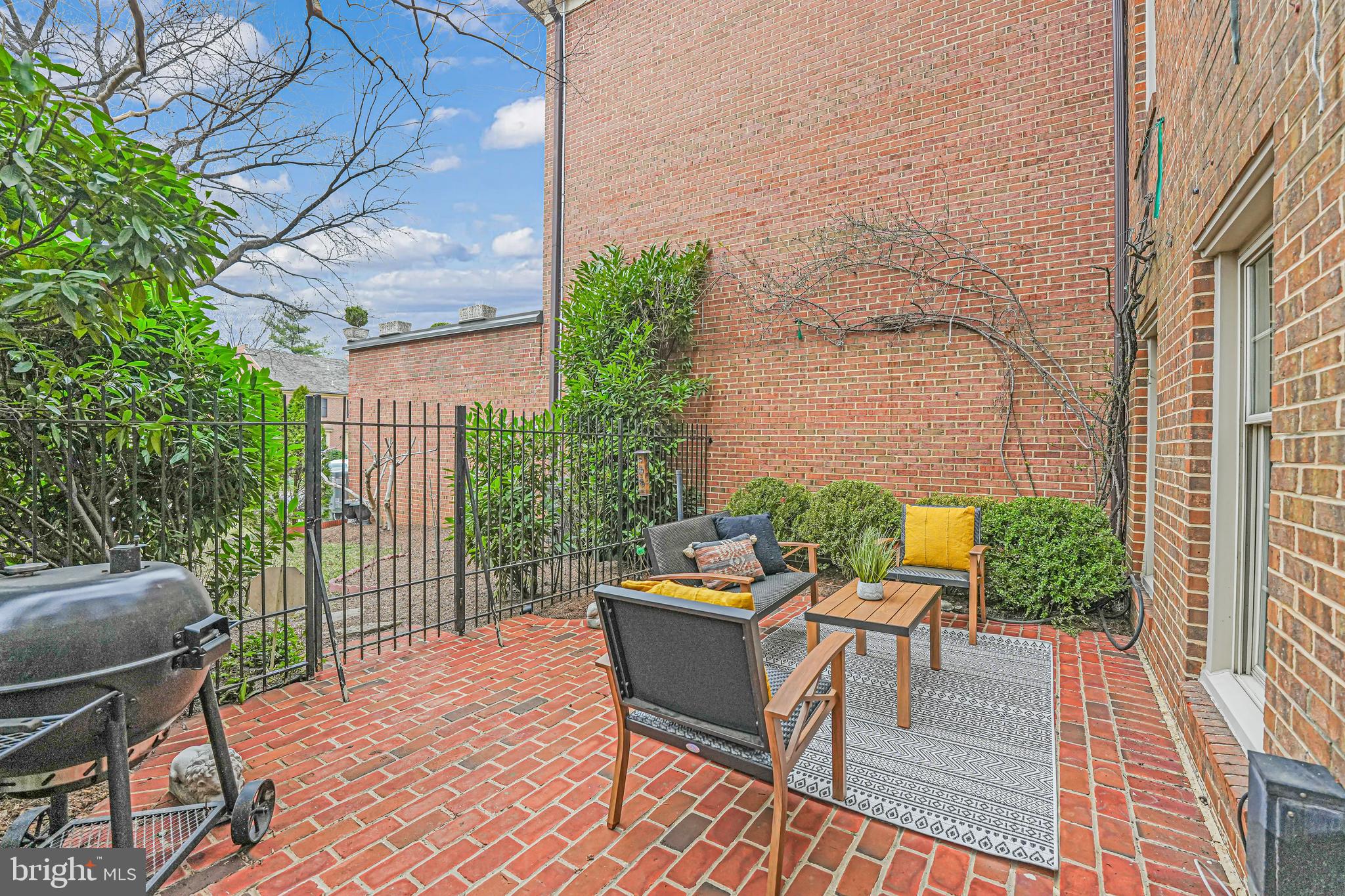 FOREST HILLS - Residential