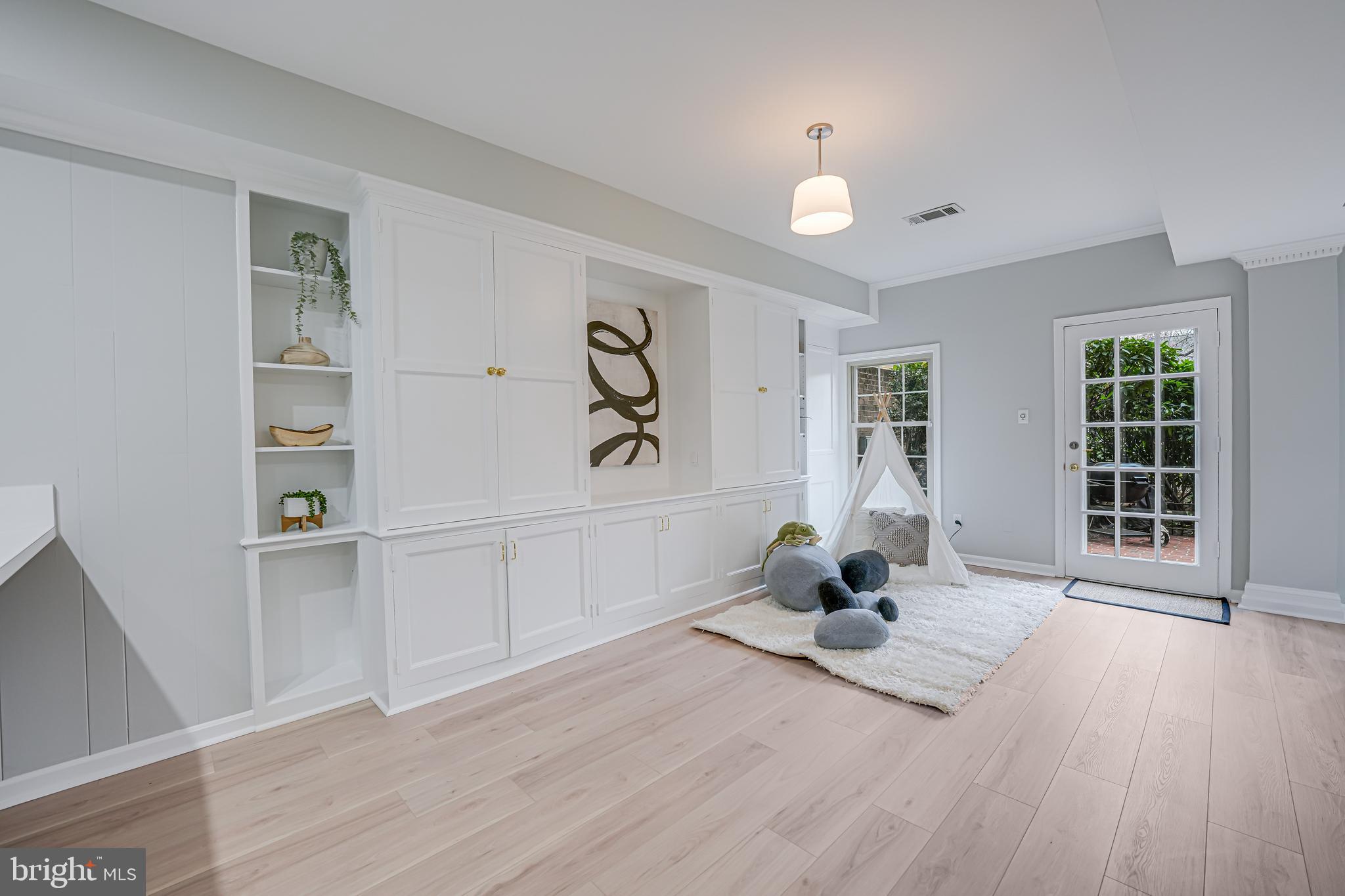 FOREST HILLS - Residential