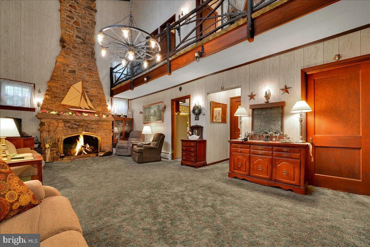 SWEET ARROW LAKE - Residential