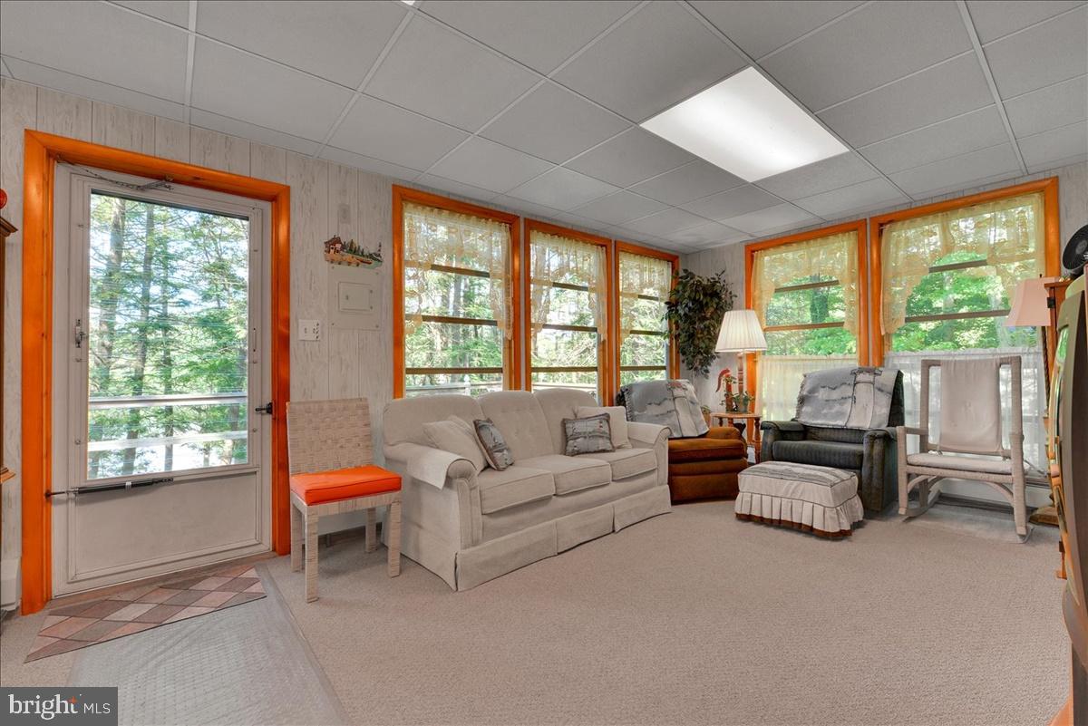 SWEET ARROW LAKE - Residential