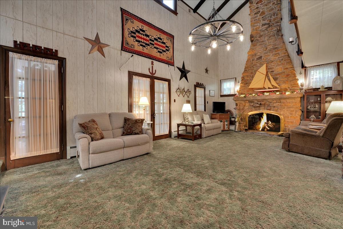 SWEET ARROW LAKE - Residential