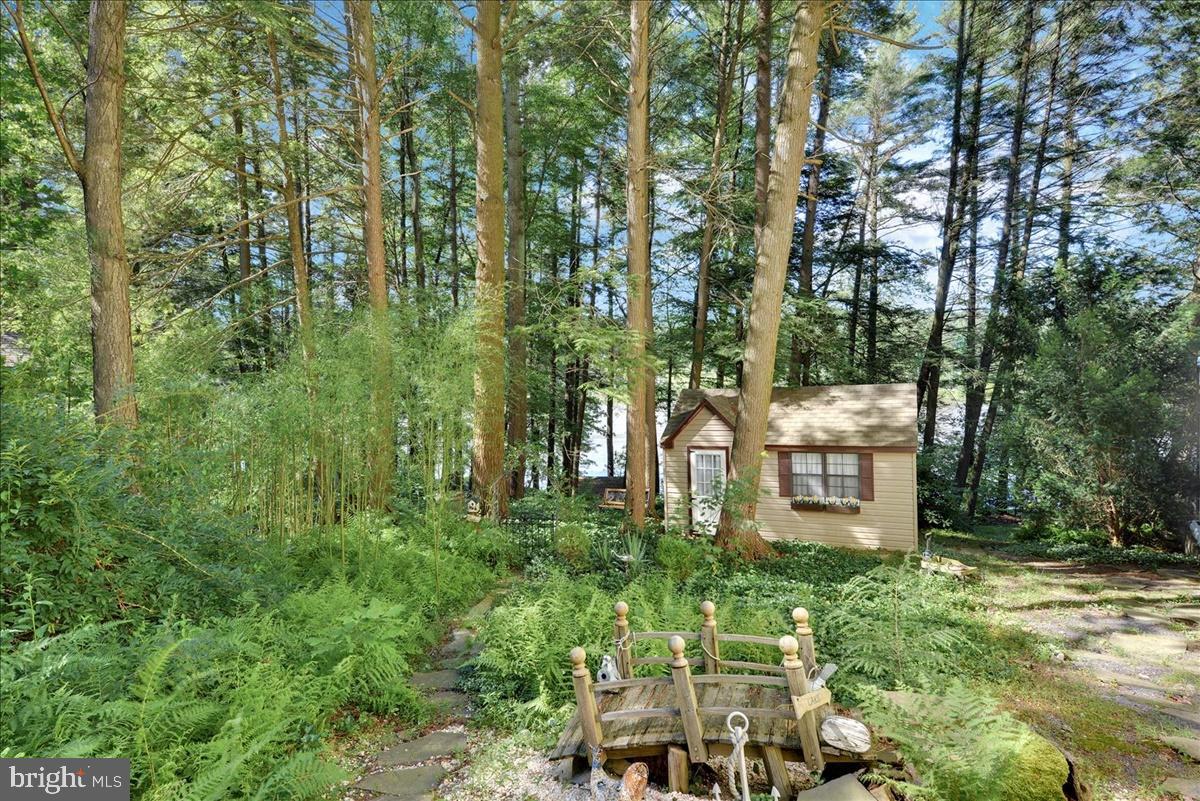 SWEET ARROW LAKE - Residential
