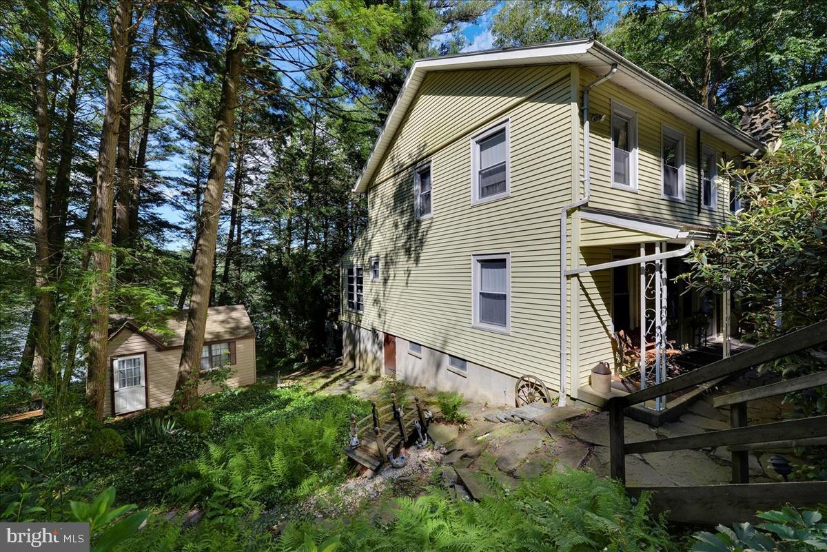 SWEET ARROW LAKE - Residential