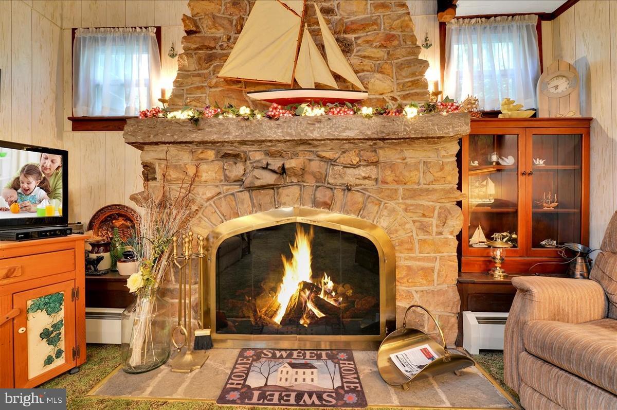 SWEET ARROW LAKE - Residential