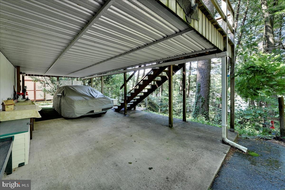 SWEET ARROW LAKE - Residential