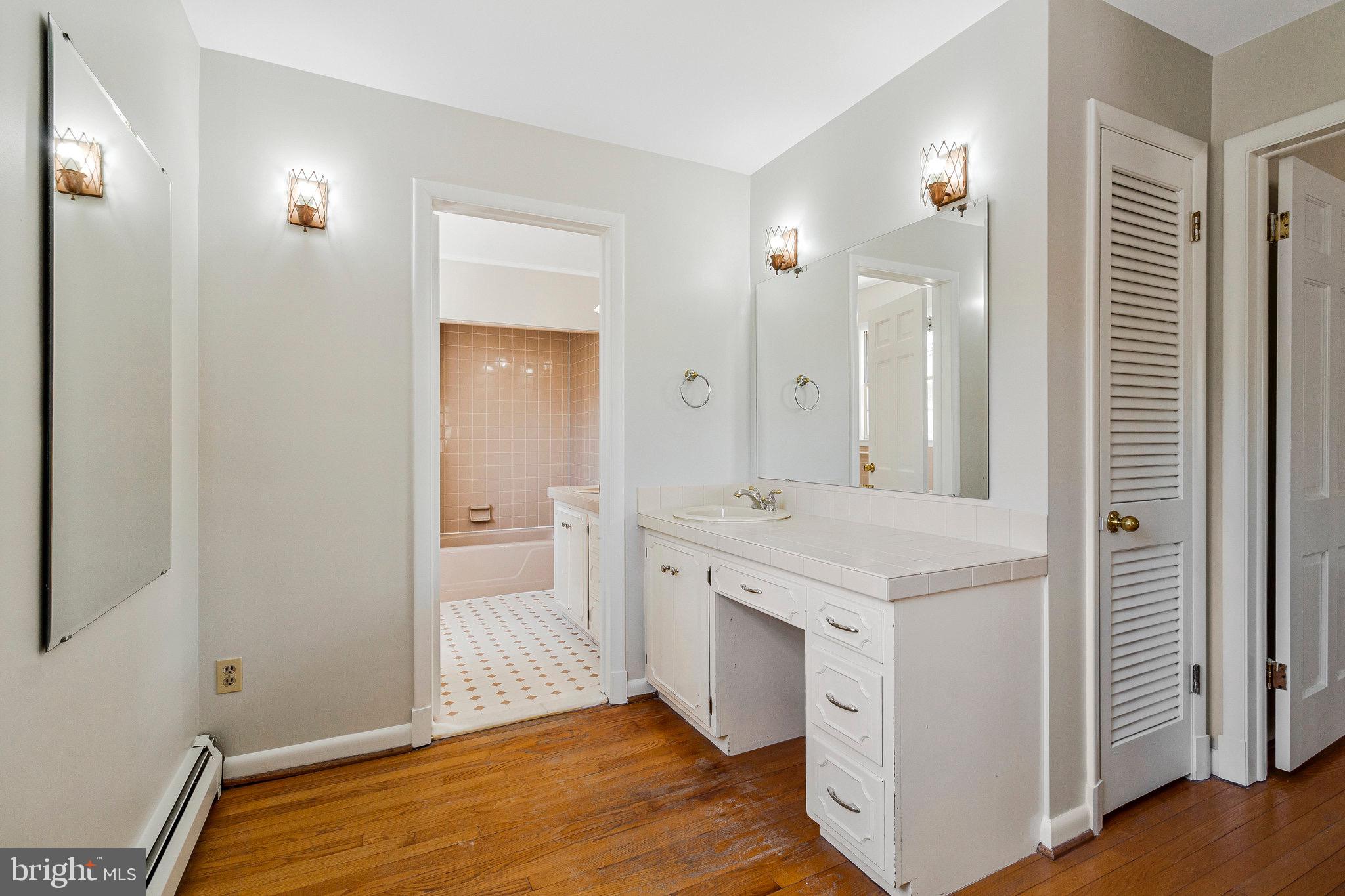 LAKE BARCROFT - Residential