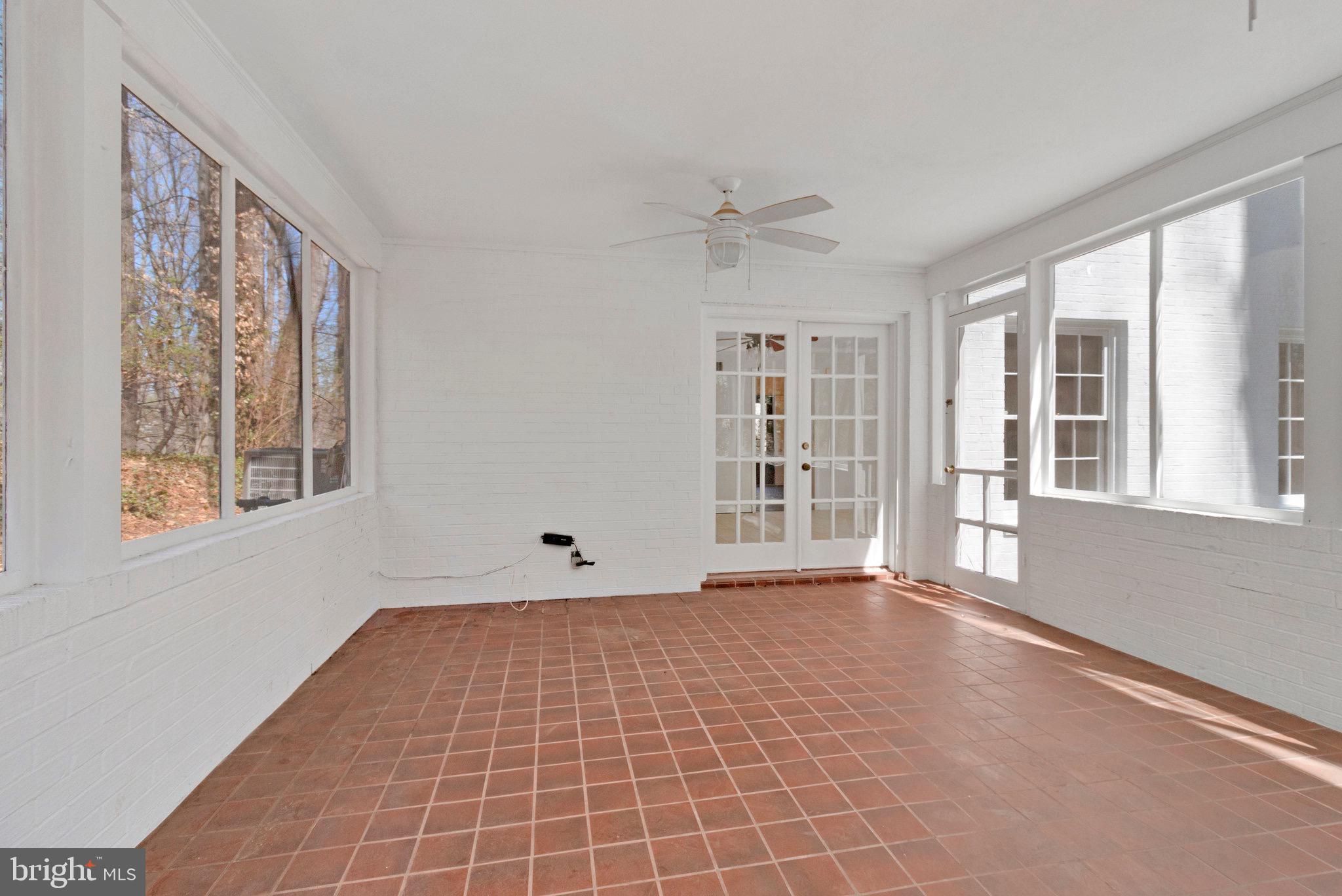 LAKE BARCROFT - Residential