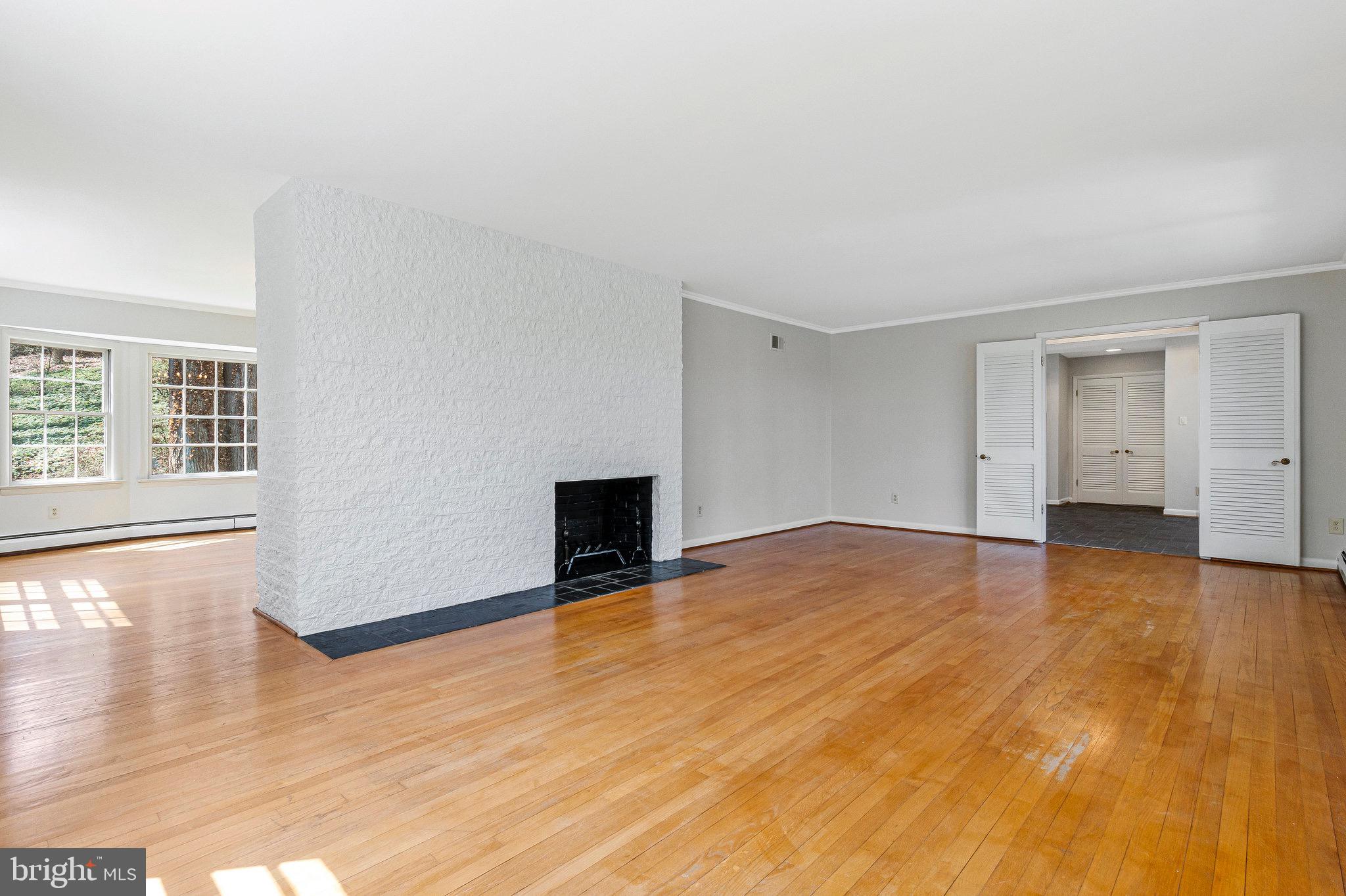 LAKE BARCROFT - Residential