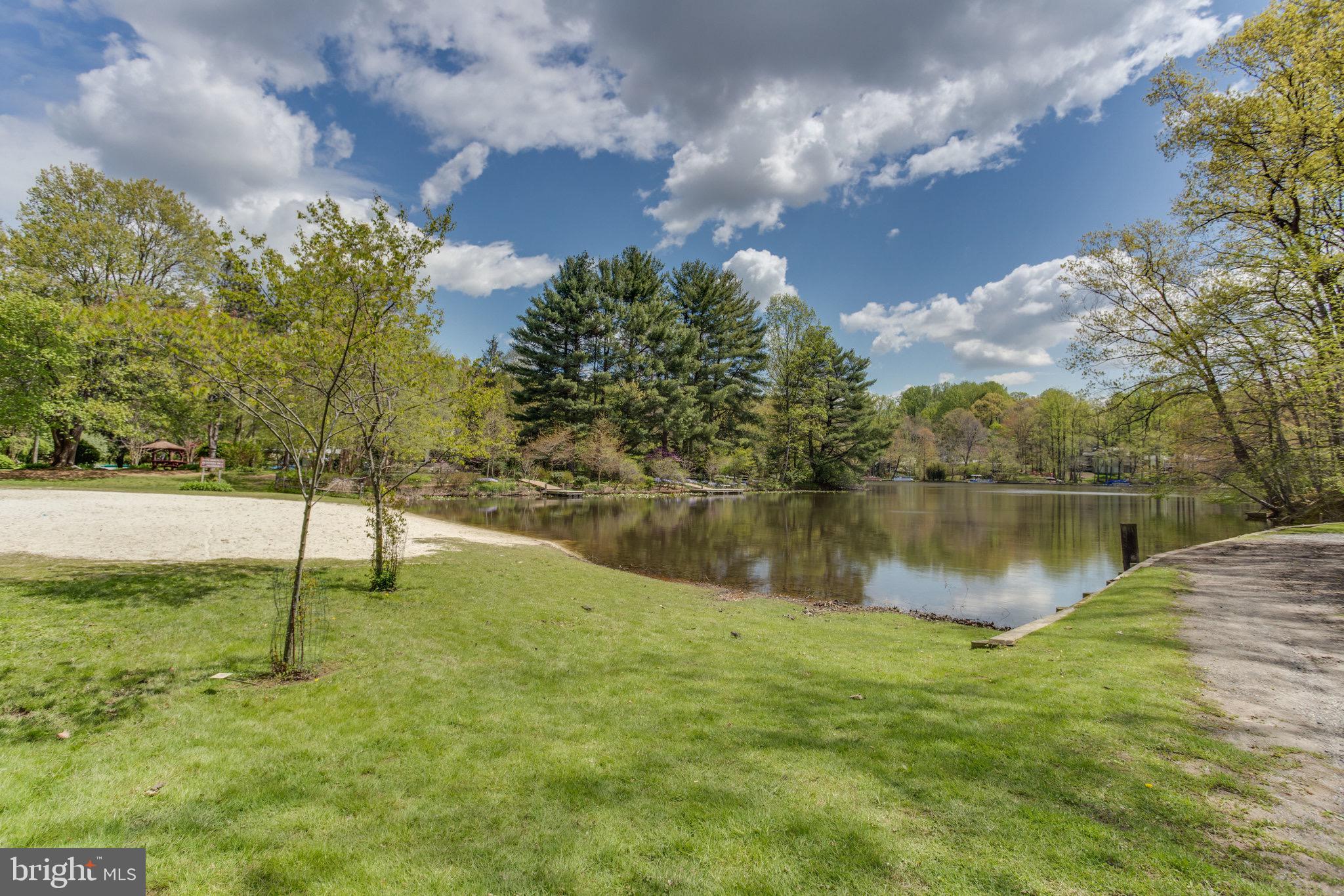 LAKE BARCROFT - Residential