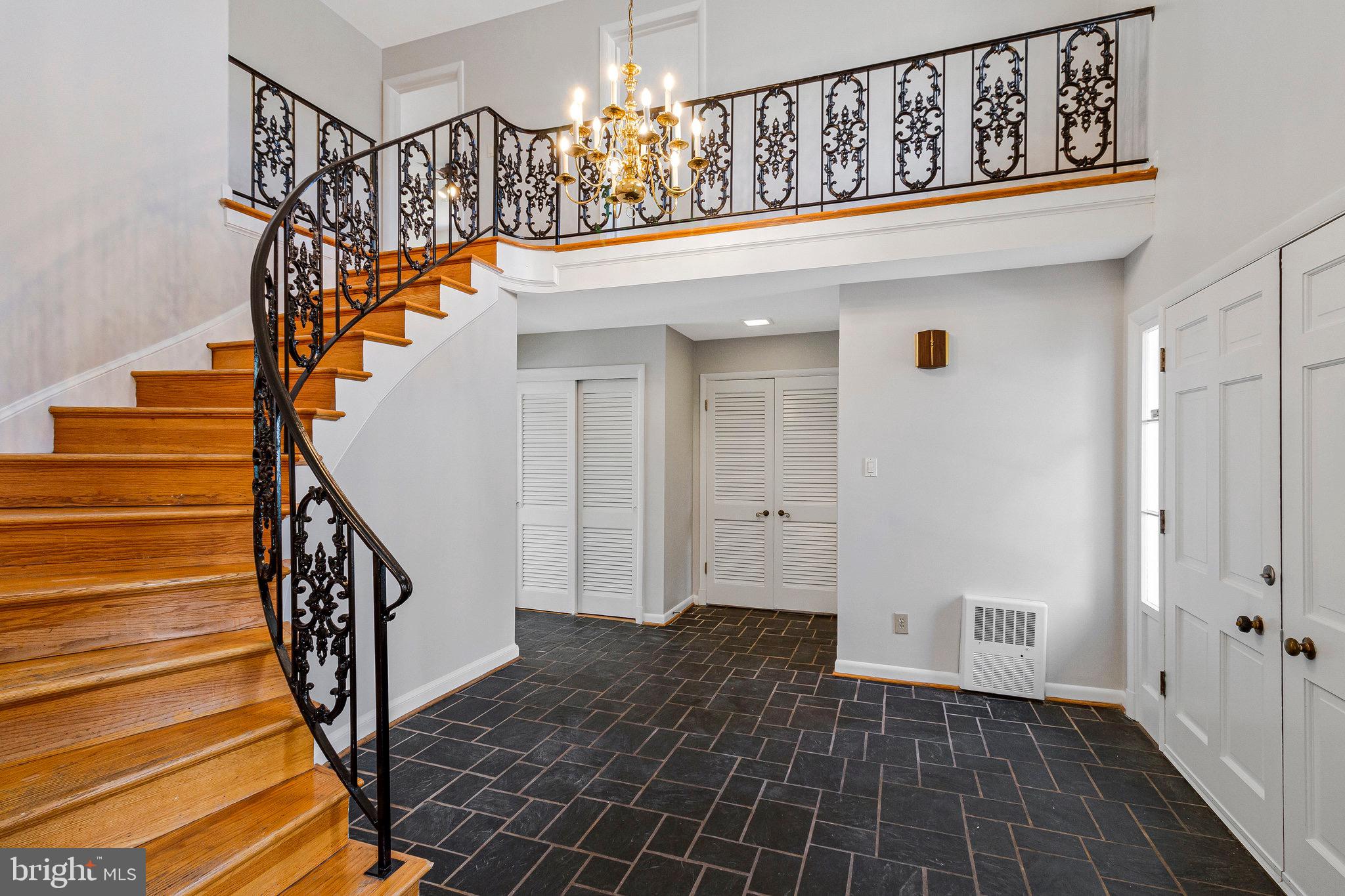 LAKE BARCROFT - Residential