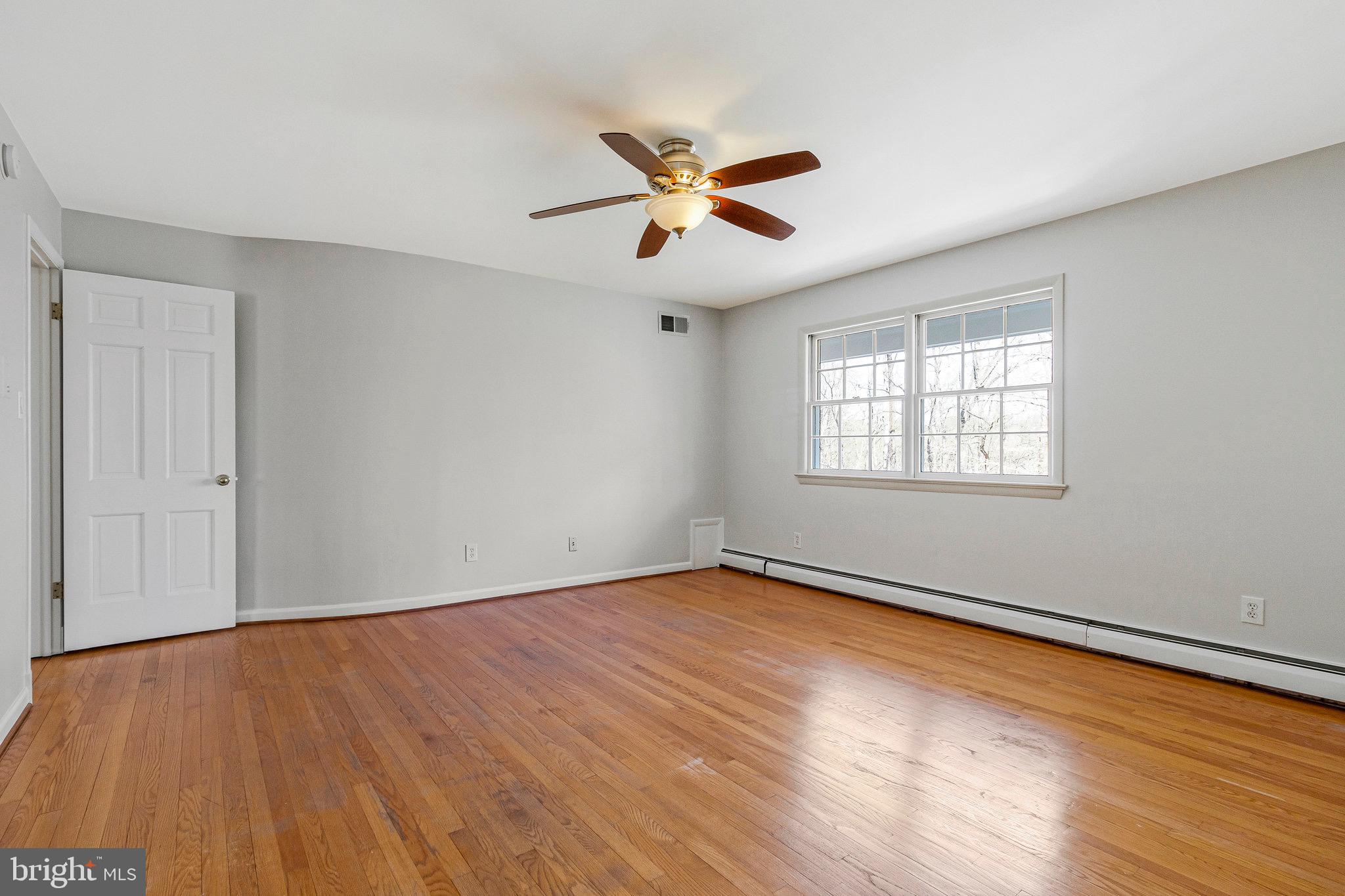 LAKE BARCROFT - Residential