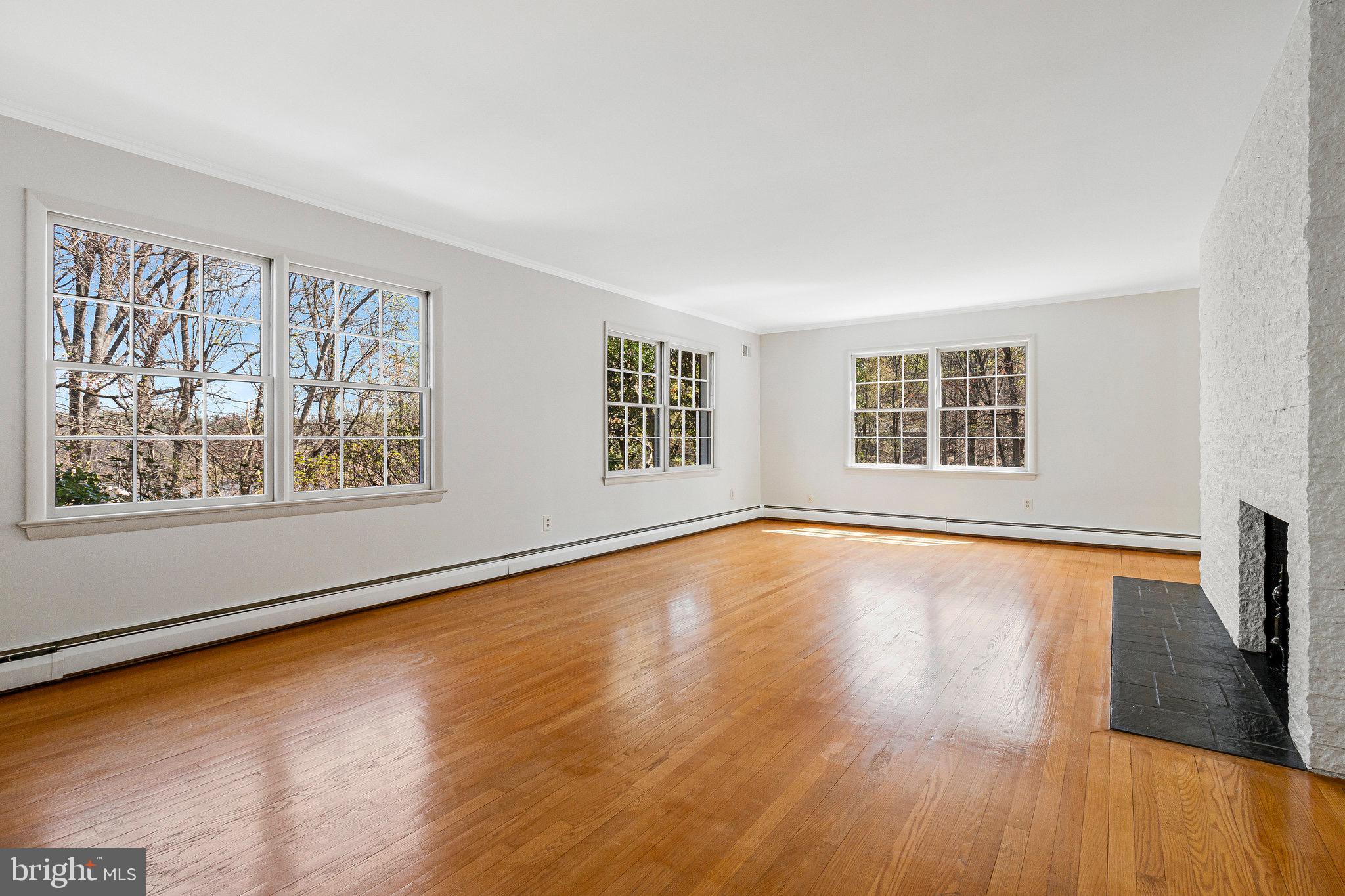 LAKE BARCROFT - Residential