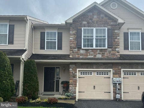 Townhouse For Sale - 407 Caramist Cir<br/> SINKING SPRING, PA 19608