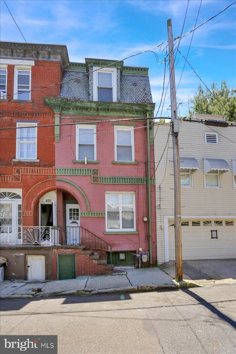 607 W NORWEGIAN STREET
