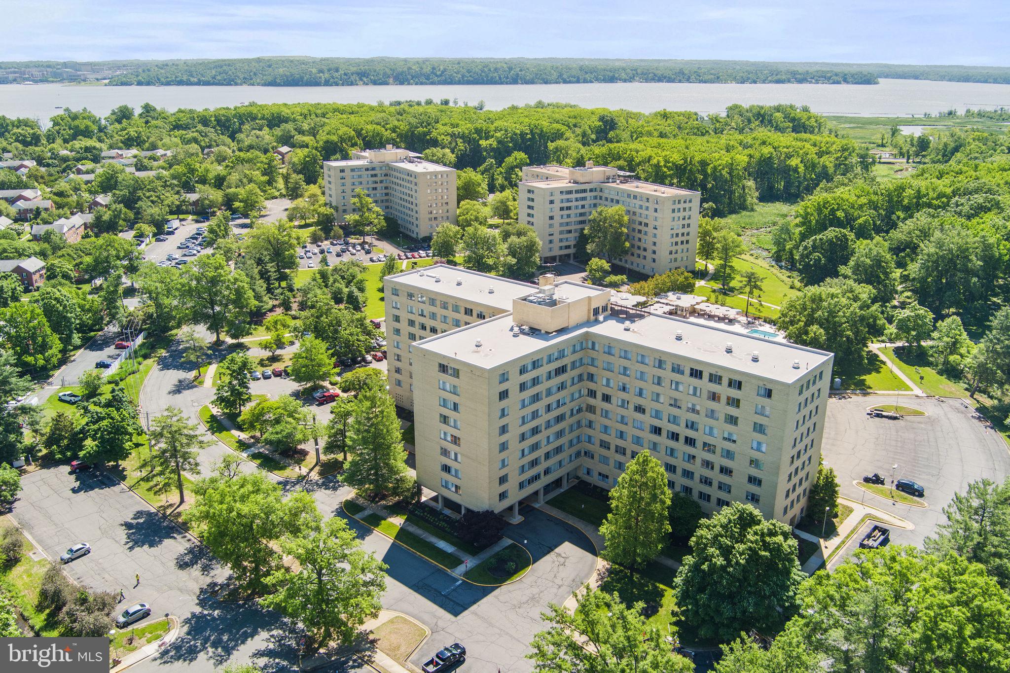 RIVER TOWERS - Residential