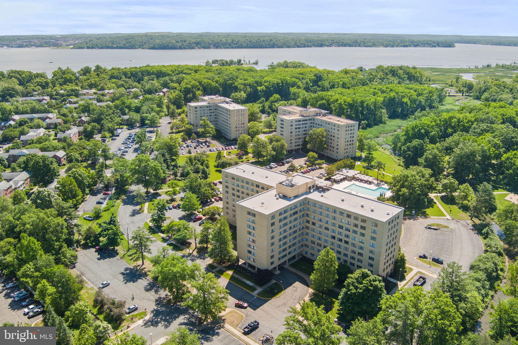 RIVER TOWERS - Residential