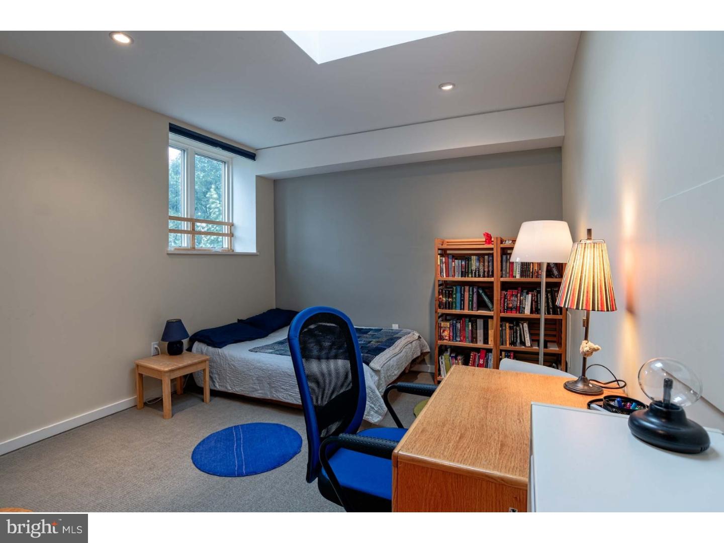 QUEEN VILLAGE - Residential