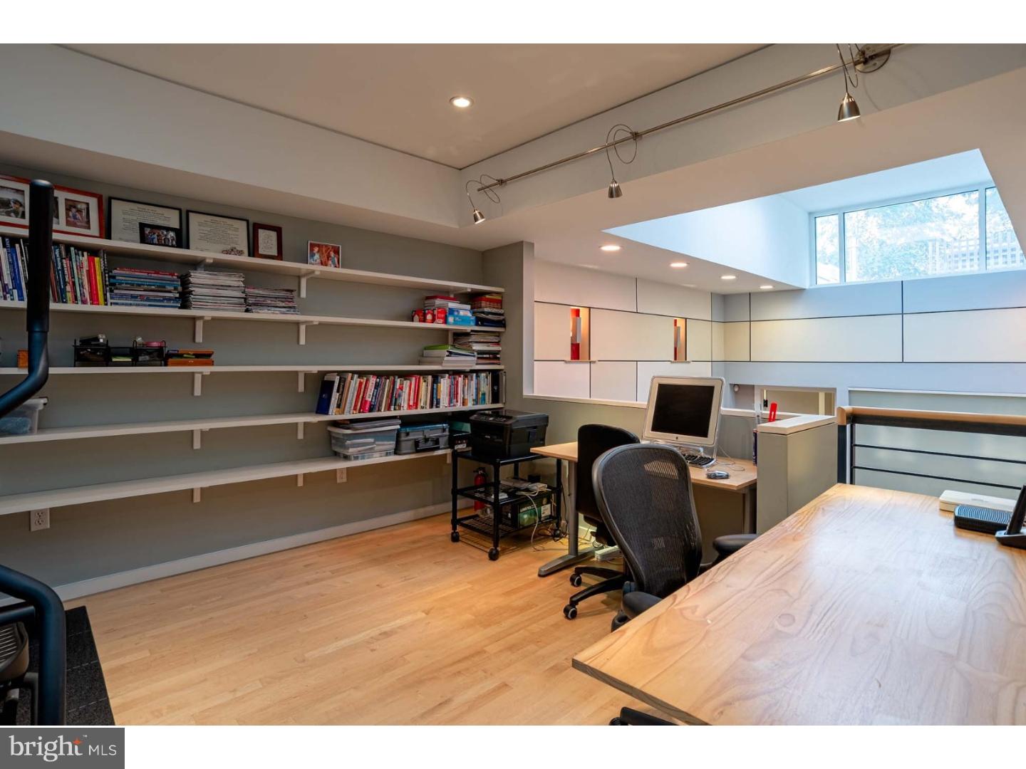 QUEEN VILLAGE - Residential