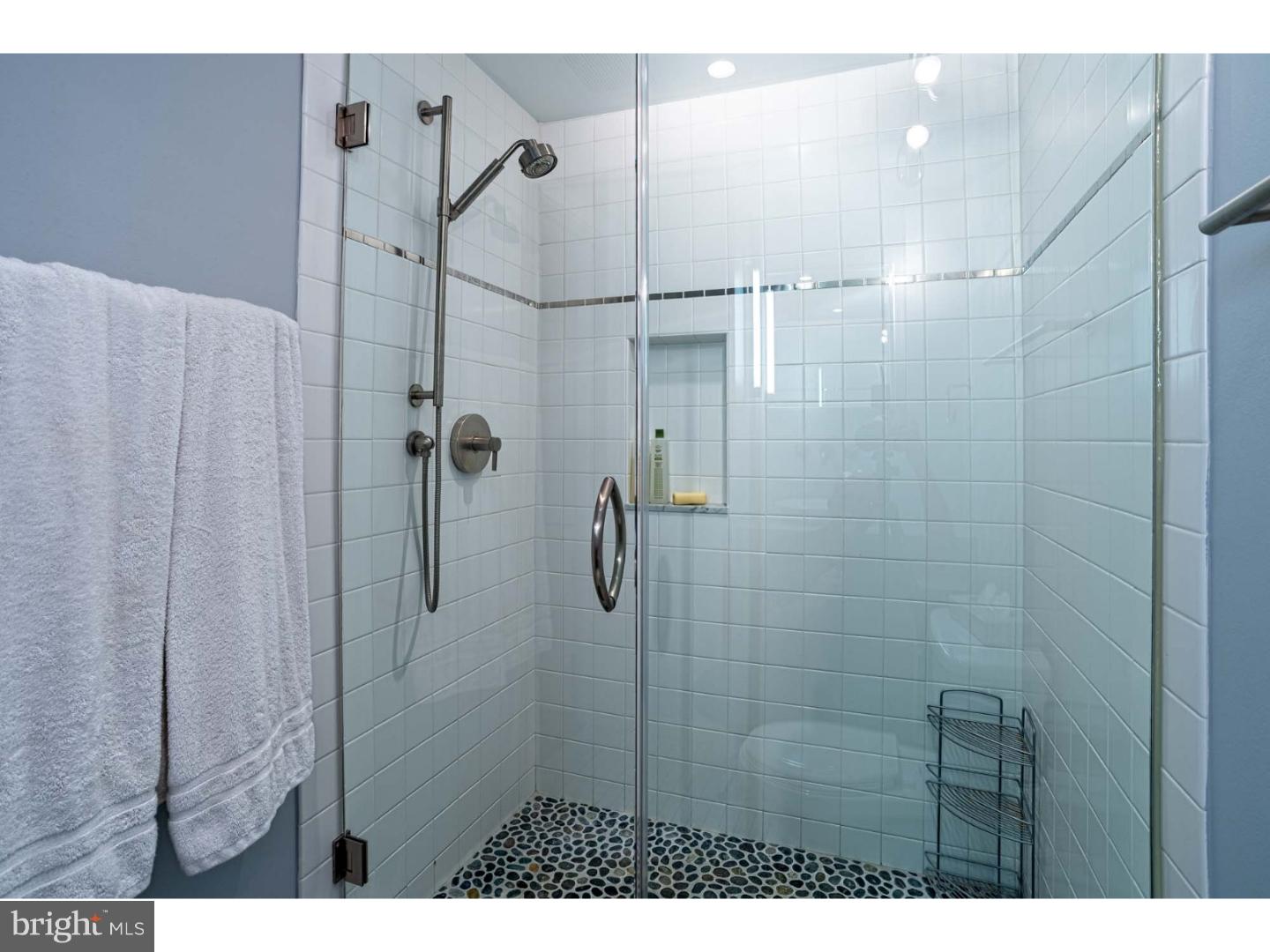 QUEEN VILLAGE - Residential