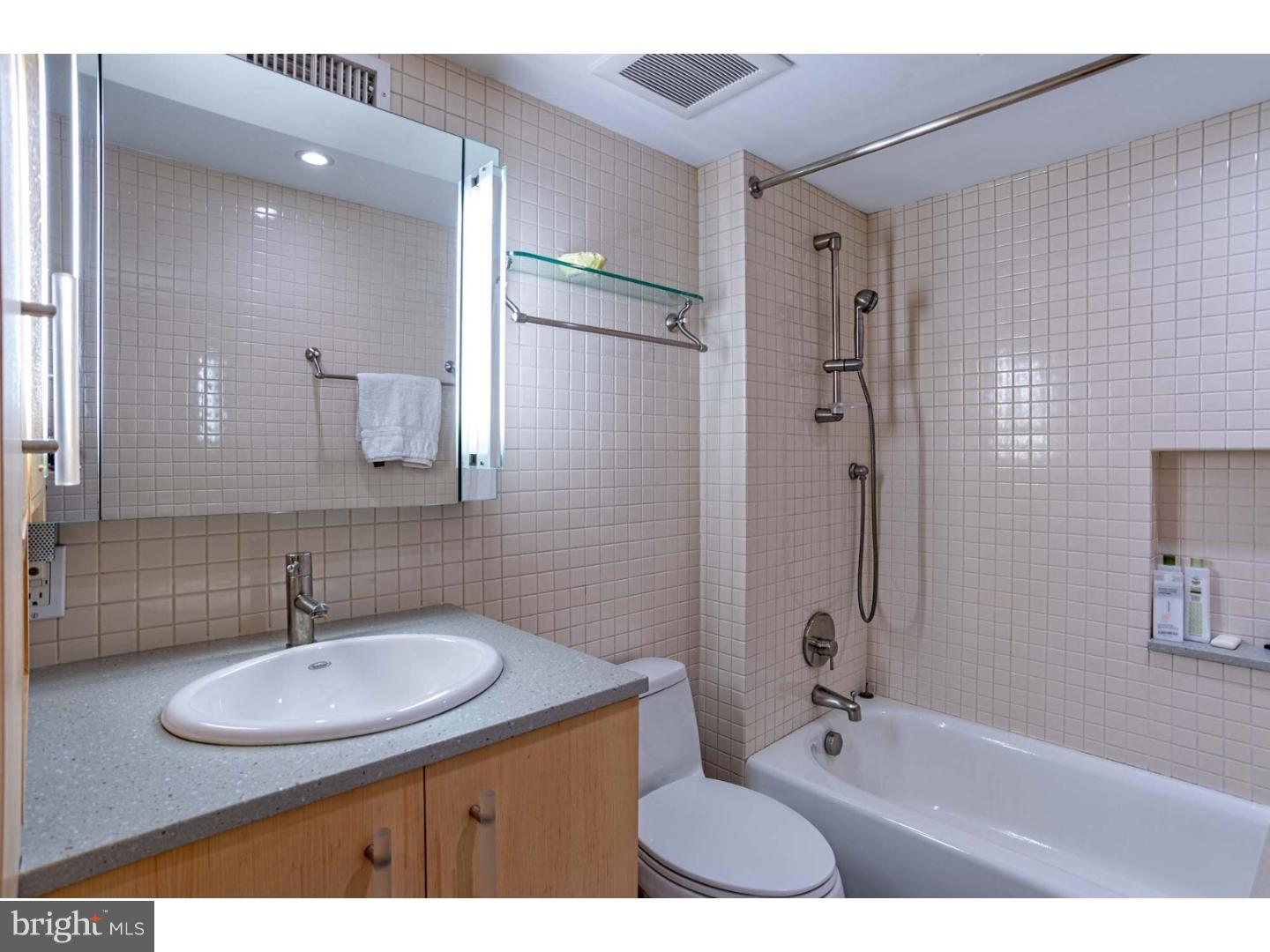 QUEEN VILLAGE - Residential