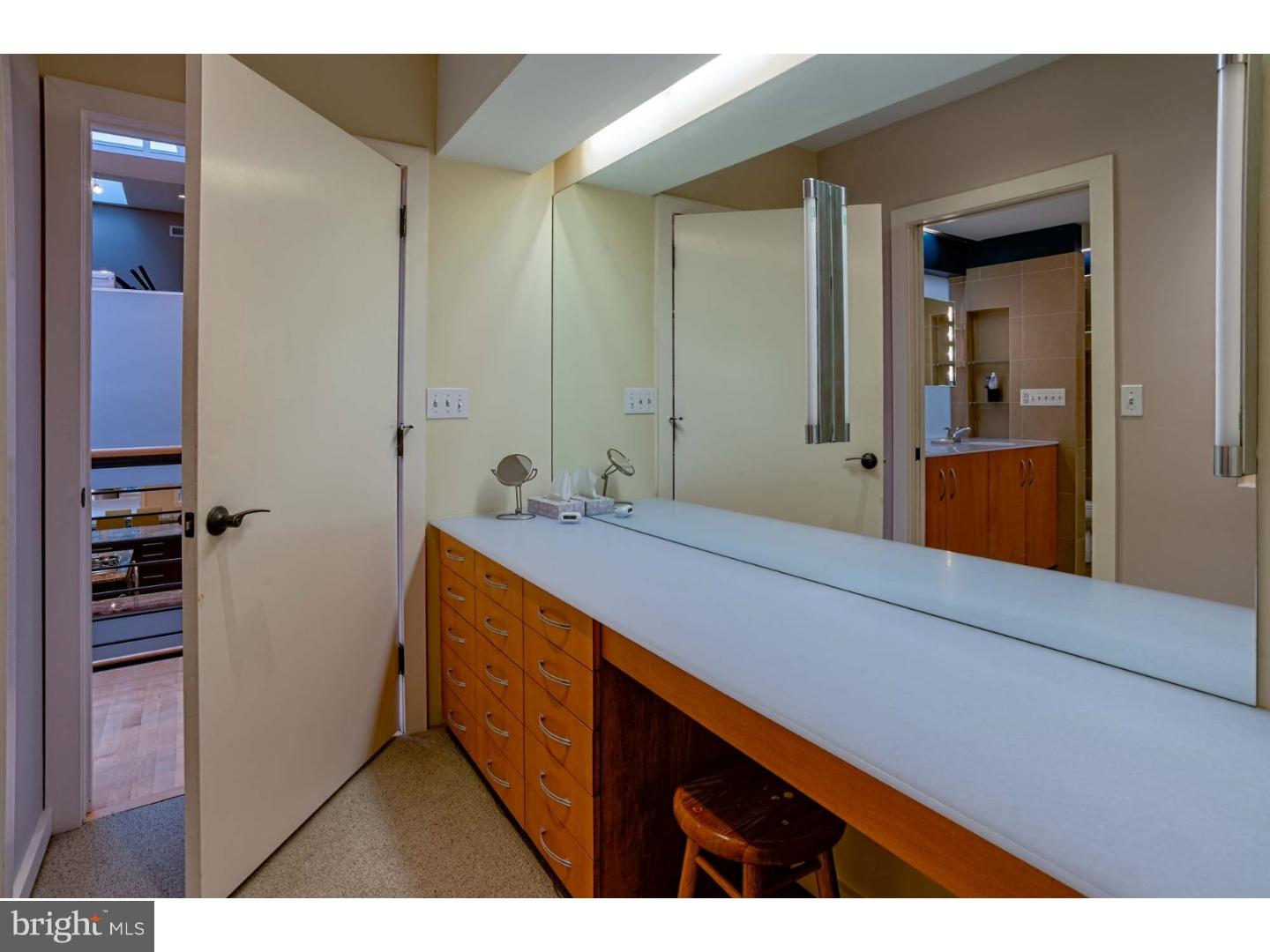 QUEEN VILLAGE - Residential