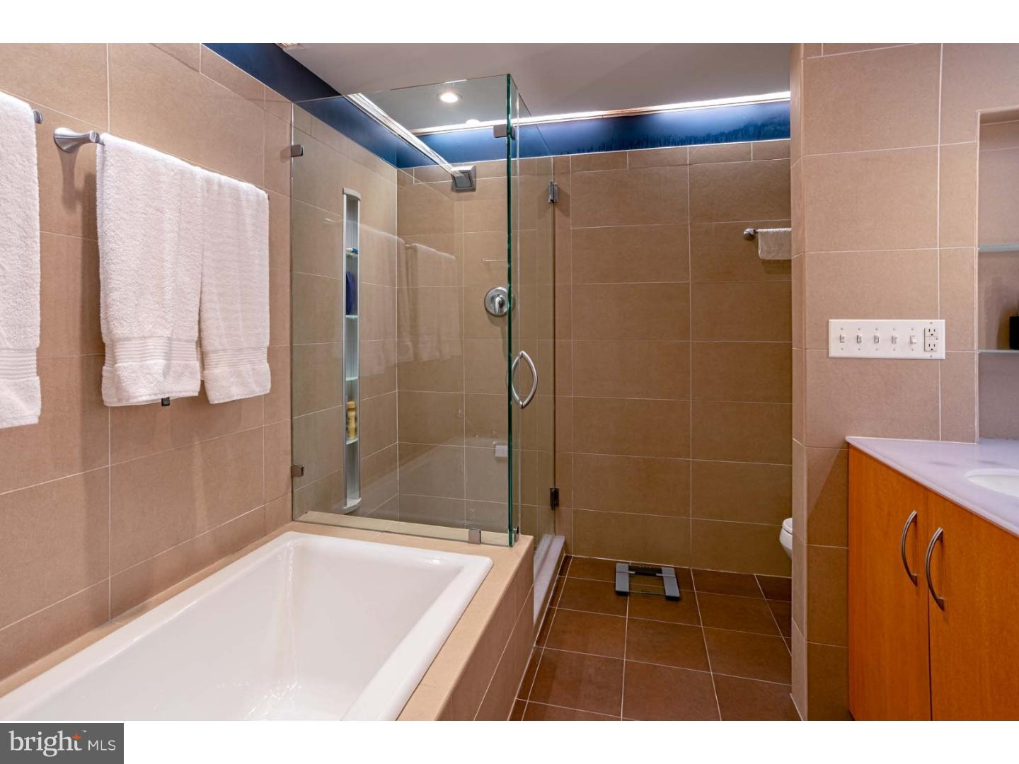 QUEEN VILLAGE - Residential