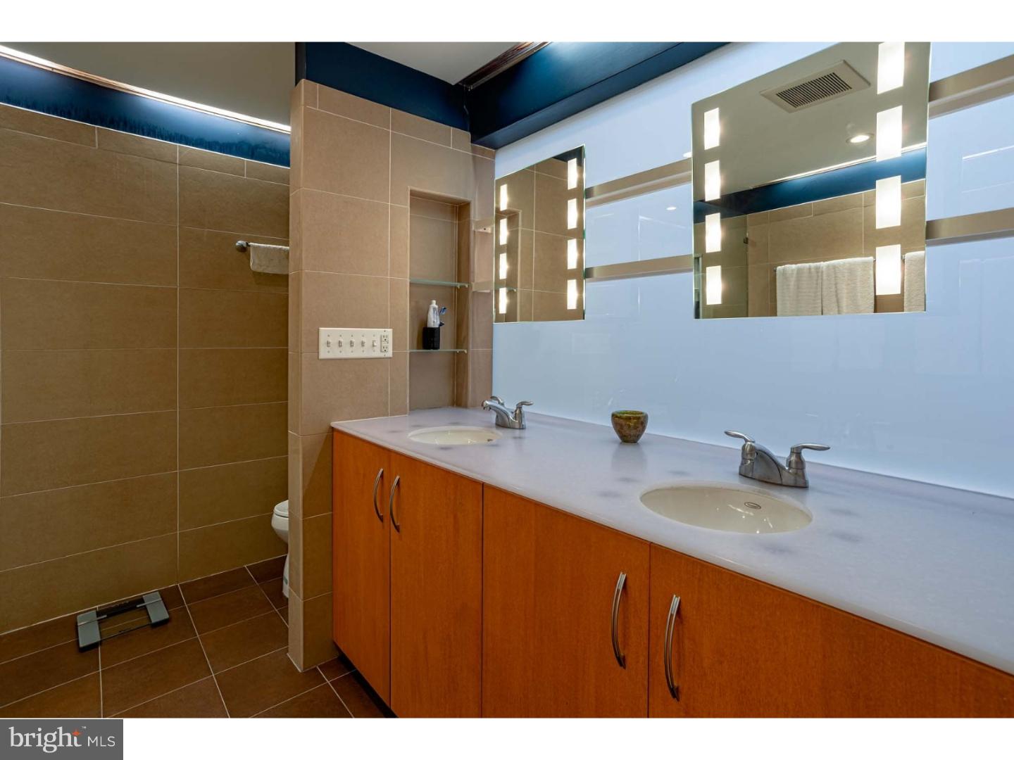 QUEEN VILLAGE - Residential