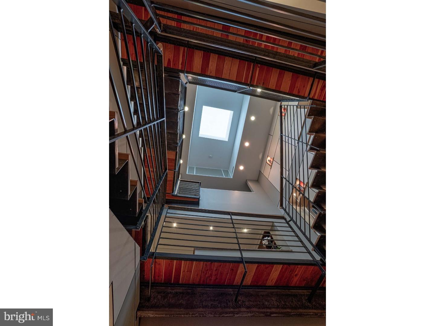 QUEEN VILLAGE - Residential